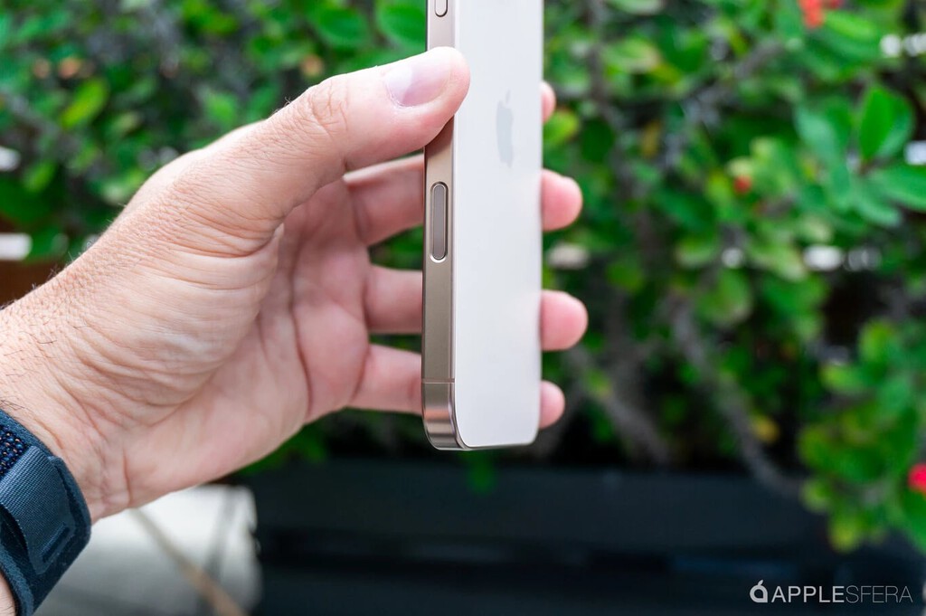 El nuevo botón del iPhone podría seguir el mismo camino que la Touch Bar. Un rumor apunta a su fin y los motivos son los de siempre