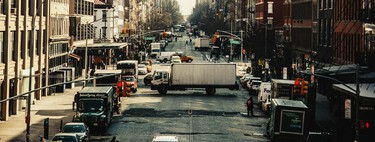 Ganar 10.000 dólares con una bici y un móvil: el chivato de Nueva York que está haciéndose de oro denunciando a los coches parados con el motor encendido