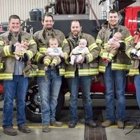 Ser padres también es contagioso: unos bomberos dan la bienvenida a seis bebés en siete meses