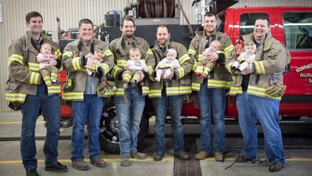 Ser padres también es contagioso: unos bomberos dan la bienvenida a seis bebés en siete meses