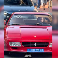 Fernando Alonso es piloto de Aston Martin en Fórmula 1, pero eso no le impide pasear al volante de un Ferrari clásico por las calles de Mónaco 