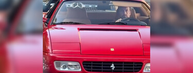 Fernando Alonso es piloto de Aston Martin en Fórmula 1, pero eso no le impide pasear al volante de un Ferrari clásico por las calles de Mónaco 