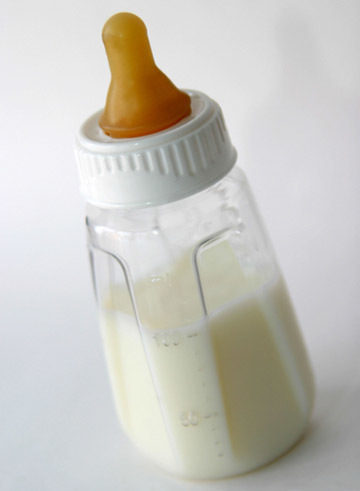 Retiran leche para bebés Damira 2000 por causar reacción alérgica