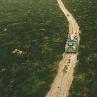 19 fotos que te darán ganas de hacerte con un Land Rover Defender para irte de surf 
