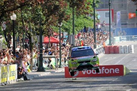 Mikko Hirvonen manda en la Súperespecial y Dani Sordo en la pista del Rally de Portugal