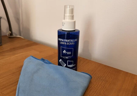 MacBook を掃除するために、私はいつもこれをオフィスの引き出しの中に入れています。残留物を残さない布と、非常に注意深く使用するスクリーンです。