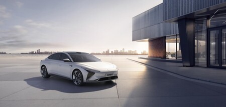 El Zhiji L7 es el coche eléctrico chino de SAIC y Alibaba que promete pelear con Tesla, Lucid o Mercedes en autonomía
