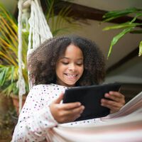 La idea de que las pantallas son siempre malas está pasada de moda: ahora se habla de enseñar un uso consciente y creativo 