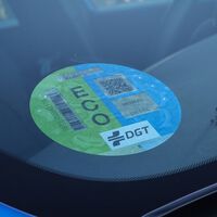 Etiquetas medioambientales de la DGT: cómo saber qué distintivo le corresponde (o no) a un coche de segunda mano