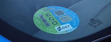 Etiquetas medioambientales de la DGT: cómo saber qué distintivo le corresponde (o no) a un coche de segunda mano