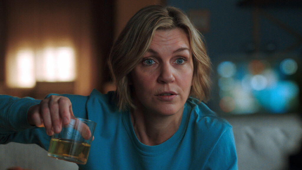 "Esperaban lograr una toma falsa". A Rhea Seehorn le costó mantener el tipo con el sorprendente cameo de voz del último episodio de 'Pluribus'
