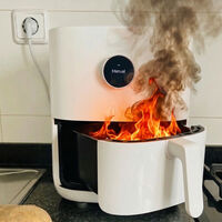 Llevo años con freidora de aire: ahora descubro este accesorio para usar el papel de horno sin provocar un incendio