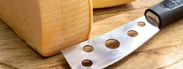 La corteza del queso también se come (casi siempre): cómo distinguir las mejores y trucos para aprovecharlas en la cocina 