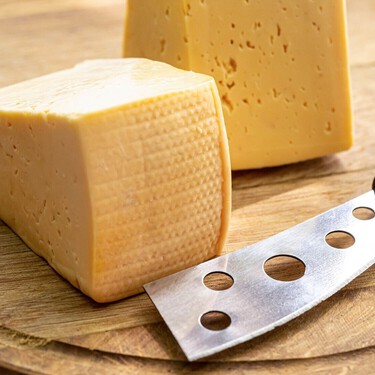 La corteza del queso también se come (casi siempre): cómo distinguir las mejores y trucos para aprovecharlas en la cocina 