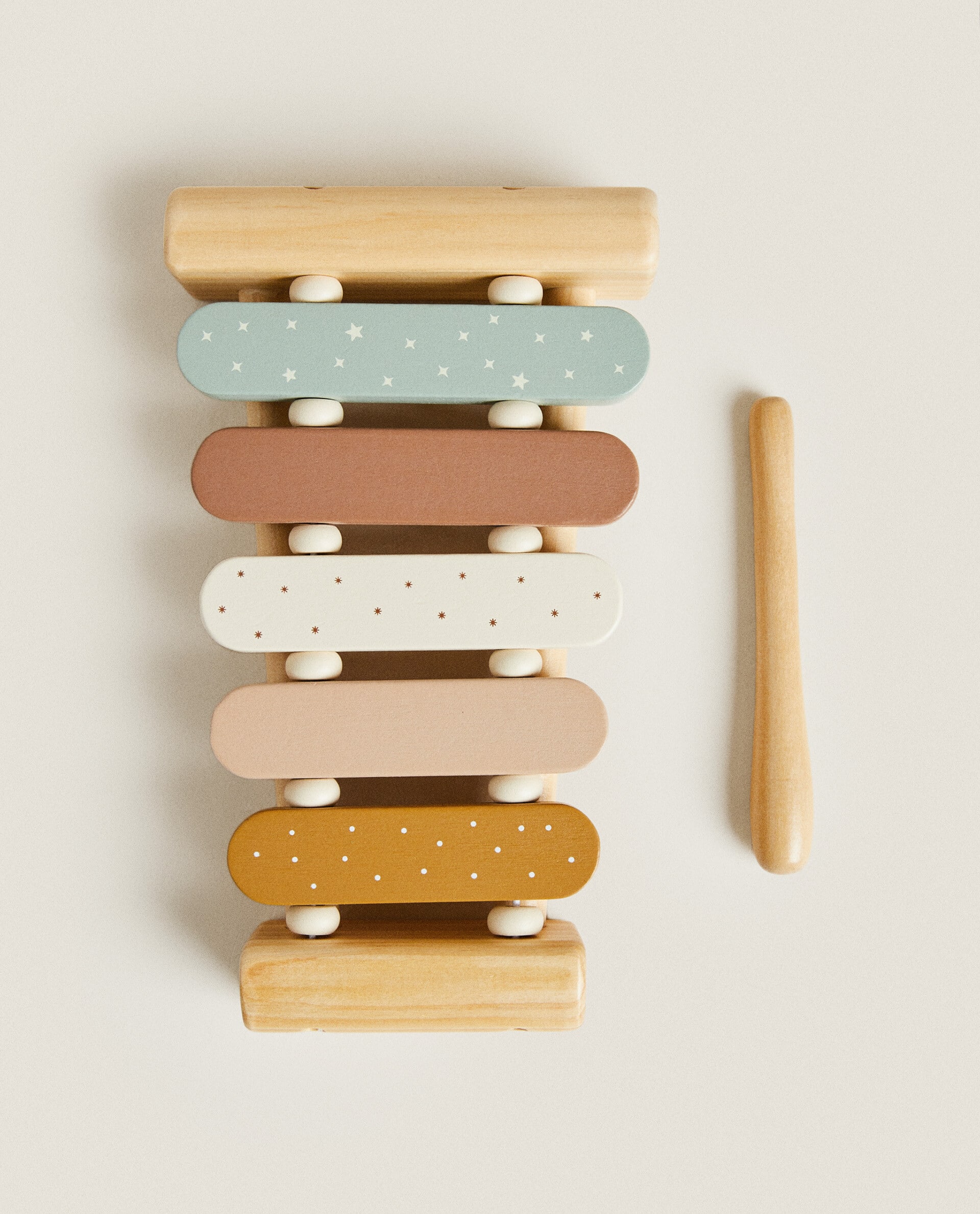 Xilófono de madera con teclas metálicas