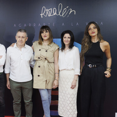 Rozalén presenta su nuevo single dándole una nueva salida al “clásico” trench y Sara Carbonero acude con un total look negro perfecto para lucir a todas horas