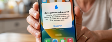 
Aviso de líquido detectado no iPhone? Saiba como secar o celular do jeito certo para evitar danos permanentes, descubra o risco de usar arroz ou papel toalha e veja como carregar o aparelho com segurança na emergência 