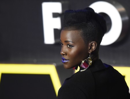 Lupita Nyong'o la estrella de la noche en Londres en la premiere de 'Star Wars'