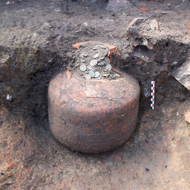 Arqueólogos en Francia desentierran una vasija llena con decenas de miles de monedas romanas de hace 1.800 años