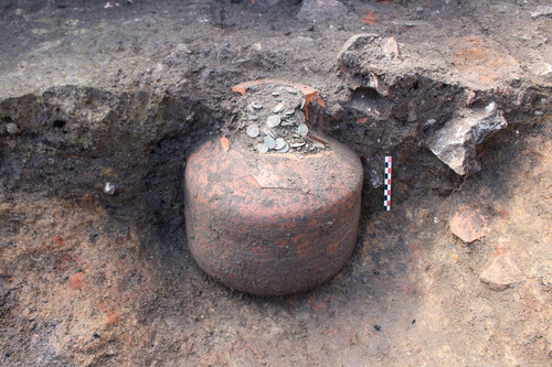 Arqueólogos en Francia desentierran una vasija llena con decenas de miles de monedas romanas de hace 1.800 años