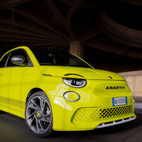 El primer escorpión eléctrico ya está aquí: el Abarth 500e, con 154 CV y traje deportivo, es el hermano rabioso del Fiat 500e