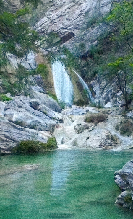 A menos de 2 horas de CDMX vas a encontrar unas cascadas donde podrás desconectarte y nadar en agua azul turquesa
