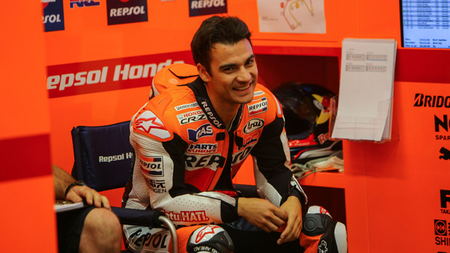 Dani Pedrosa pillado copiando en un examen de patrón de yate