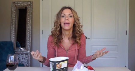 "¡No soy su amiga!": una madre aclara en un vídeo por qué no le importa que sus hijos estén molestos con ella