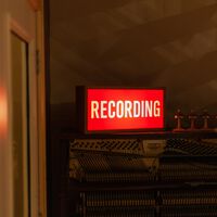 Trabalhadores autônomos são pagos para filmar enquanto vivem seu cotidiano — mas você já deve saber o motivo