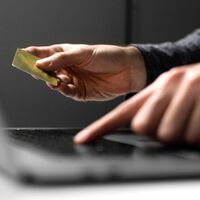 Pare de clicar sem pensar: a 'maior' ameaça digital de 2025 não é um vírus, mas algo que aparece na sua tela todo dia 