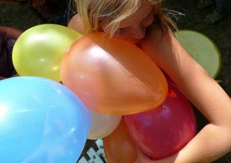 Los niños no podrán inflar globos ni soplar matasuegras sin supervisión de un adulto