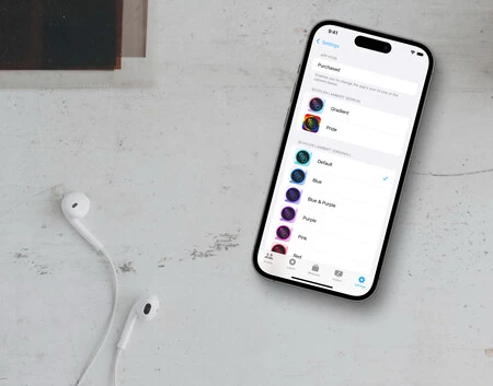 ヘッドフォンと Macbook Pro を備えたスマートフォンのモックアップ