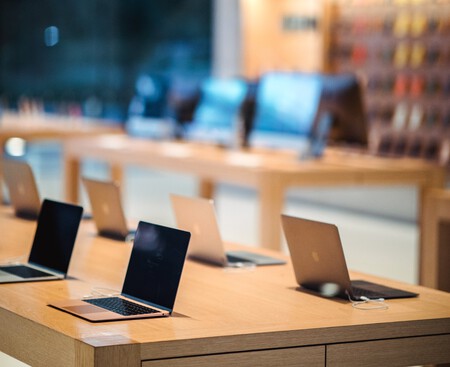 Una mejor interacción con los visitantes y menos robos: Apple patenta un nuevo sistema de seguridad para los productos de sus tiendas