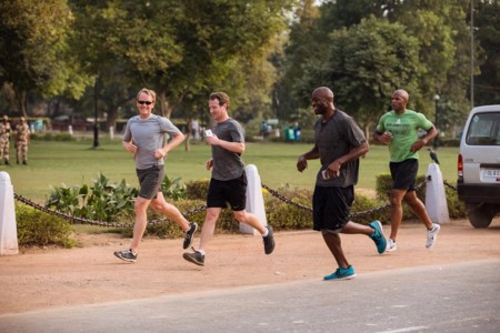 Zuckerberg se calza las zapatillas para su reto anual
