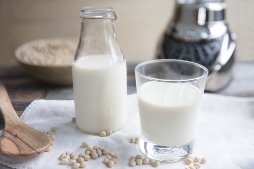 Beber leche de soja cada mañana sin hincharte es posible: cinco consejos para lograrlo