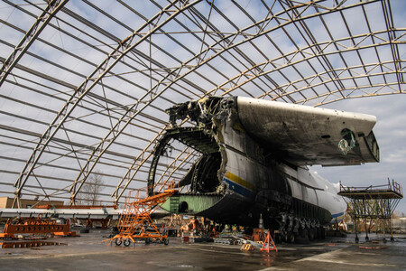 Antonov An-225, o maior avião cargueiro do mundo destruído.