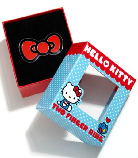 El lazo rojo de Hello Kitty en tus dedos