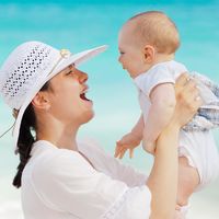 ¿Puedo ponerle crema solar al bebé si tiene menos de seis meses?