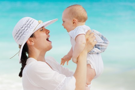 ¿Puedo ponerle crema solar al bebé si tiene menos de seis meses?