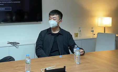 MWC 2022 での「Nothing」プレゼンテーション中のカール・ペイ