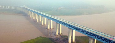 China ha construido un megapuente de 1.800 km. Su objetivo: que su industria no se pare por culpa de las inundaciones de arena