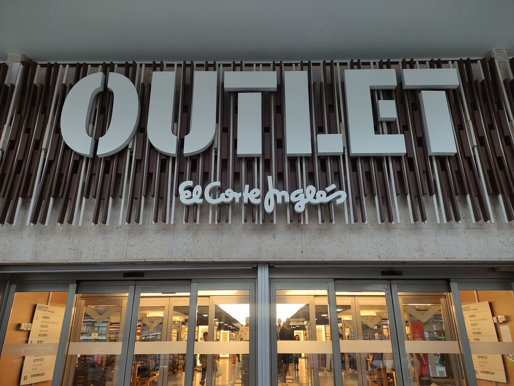 Las devoluciones que hacemos en El Corte Inglés van a parar aquí: un outlet 'a lo MediaMarkt' con tecnología a mitad de precio 