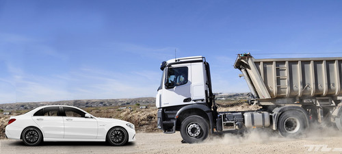 Camiones y autobuses versus coches: una guerra constante con posible solución