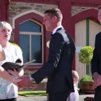 El niño que interrumpe la boda de sus padres por una importante razón: "necesito hacer caca" 