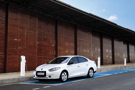 En el Gobierno piensan que el asunto del coche eléctrico "no se arregla con más subvenciones"