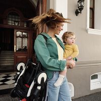 Cinco carritos ultracompactos, ligeros y plegables para viajar con tu bebé que puedes llevar en la cabina del avión   