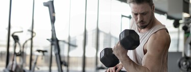 El entrenamiento para fortalecer todo tu cuerpo y ganar músculo con solo una mancuerna o una pesa rusa: es ideal para principiantes