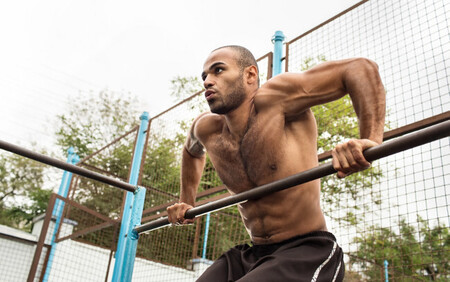 En forma entrenando en el parque: una rutina con cinco ejercicios que no te llevará más de 30 minutos