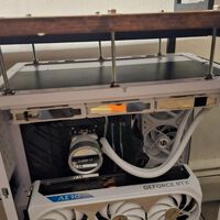 "No estoy seguro de que sea una buena idea". Atornilla su PC Gaming al escritorio y desata un debate entre los usuarios 