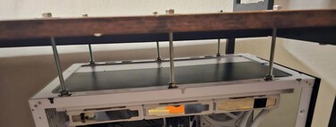 "No estoy seguro de que sea una buena idea". Atornilla su PC Gaming al escritorio y desata un debate entre los usuarios 